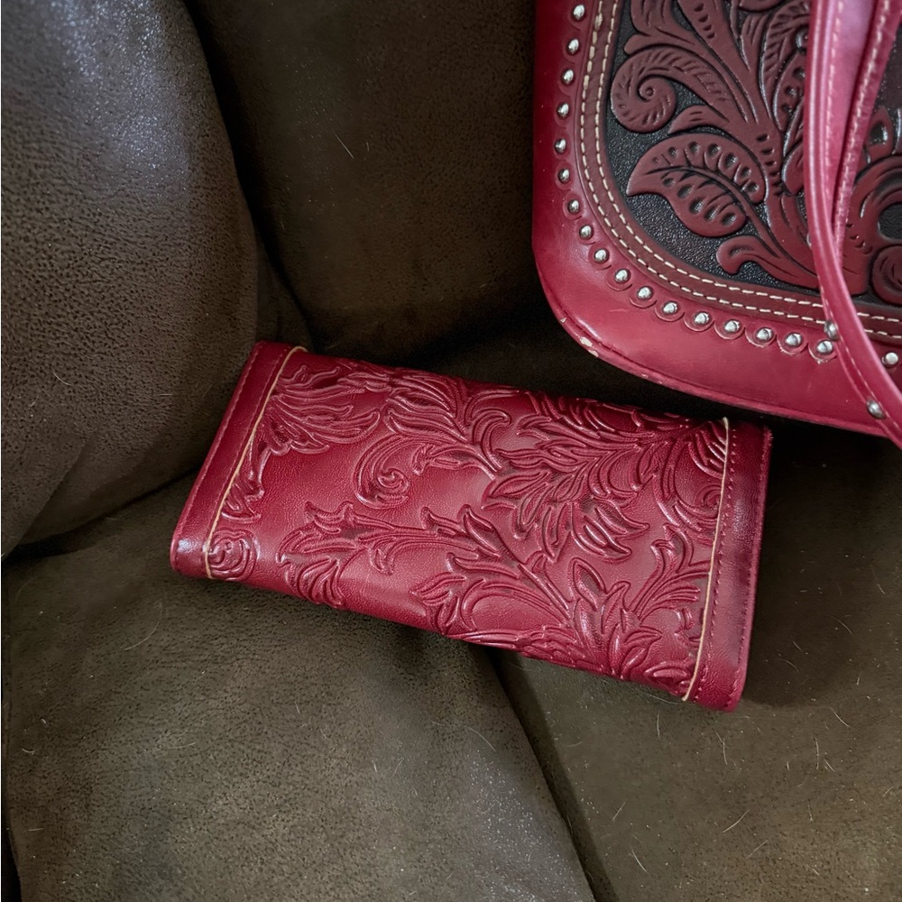 Elegant Red Embossed Handbag & Wallet - Picture 12 of 15